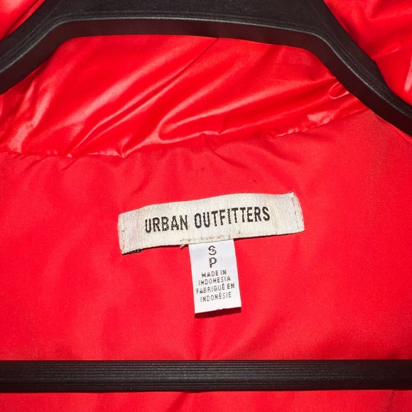Urban Outfitters Cropped Red Puffer - Picture 5 of 6